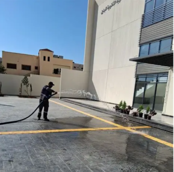 بلدية شيحان تعالج تجمعات مياه أمطار على طريق الربة -القصر