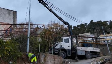  كهرباء إربد تعالج وضع عمود كهربائي آيل للسقوط في جرش