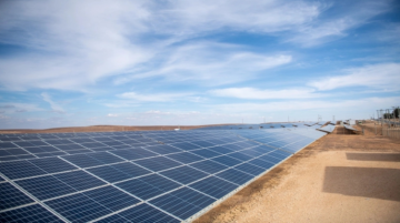 المفوضية السامية للأمم المتحدة توفر الكهرباء المستمرة لآلاف الأسر في مخيم الأزرق للاجئين