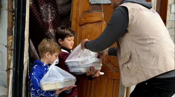 الهيئة الخيرية الهاشمية والهلال الأحمر القطري يوزعان وجبات على الأسر في غزة الهيئة الخيرية الهاشمية والهلال الأحمر القطري يوزعان وجبات على الأسر في غزة