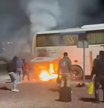 بالفيديو: احتراق حافلة عمرة في العقبة