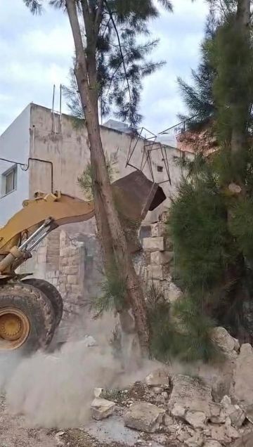 بلدية إربد الكبرى تزيل بناء مهجورا وآيلا للسقوط حفاظا على السلامة العامة بلدية إربد الكبرى تزيل بناء مهجورا وآيلا للسقوط حفاظا على السلامة العامة