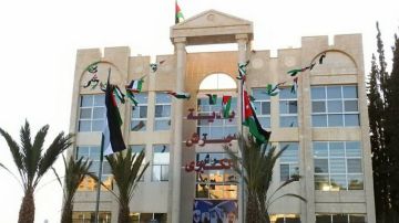 بلدية جرش تتعامل مع تجمع لمياه الأمطار على طريق المفرق بلدية جرش تتعامل مع تجمع لمياه الأمطار على طريق المفرق