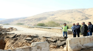 أبو السمن يتفقد أعمال معالجة الانهيارات على طريق وادي شعيب