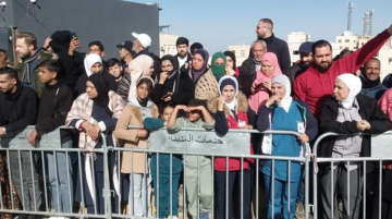 بالصور .. تجمع حاشد أمام مستشفى الأميرة بسمة في إربد ترحيبا بزيارة الملك بالصور .. تجمع حاشد أمام مستشفى الأميرة بسمة في إربد ترحيبا بزيارة الملك