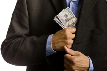 توقيف ثلاثة أشخاص استولوا على 218 ألف دينار بحكم وظائفهم