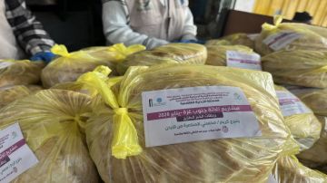 الخيرية الهاشمية ولجنة المناصرة تواصلان توزيع الخبز داخل قطاع غزة