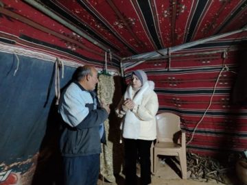 رئيسة لجنة بلدية رحاب تتفقد المواطنين القاطنين بالمناطق المنخفضة والأودية