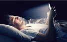 ماذا يحدث لدماغك عند تصفح الهاتف ليلا؟