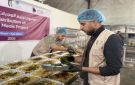 الهيئة الخيرية الهاشمية والهلال الأحمر القطري يوزعان وجبات على الأسر في غزة