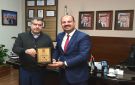 رئيس جامعة البترا يكرم الإعلامي زيد خليفات تقديرا لتميزه المهني - jo