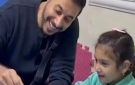 فيديو يخطف القلوب.. أحمد السعدني يزور الطفلة مكة بطلة مسلسله