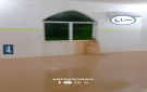 مياه الأمطار تداهم مسجدا في الكرك وتتدفق من مقابس الكهرباء والشبابيك .. فيديو