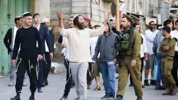 مستوطنون مسلحون يعتدون على الفلسطينيين في الضفة الغربية مستوطنون مسلحون يعتدون على الفلسطينيين في الضفة الغربية
