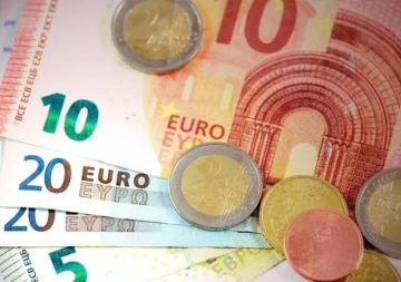 اليورو يتراجع إلى أدنى مستوى في 17 شهرا اليورو يتراجع إلى أدنى مستوى في 17 شهرا