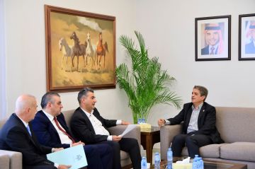 الخصاونة والعنانبة يلتقيان وزير الشباب ويطلعان على مستجدات تأهيل ستاد الحسن الخصاونة والعنانبة يلتقيان وزير الشباب ويطلعان على مستجدات تأهيل ستاد الحسن