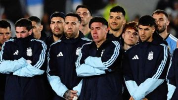 لاعبو الأرجنتين ينهارون بالبكاء خلال كلمات ميسي الوداعية (فيديو)