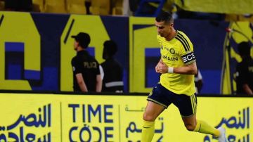 رد فعل رونالدو بعدما فاجأه مشجع بشال النصر السعودي