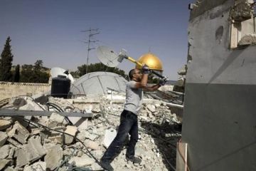 الاحتلال الإسرائيلي يجبر مقدسية على هدم منزلها ذاتيا في بيت حنينا الاحتلال الإسرائيلي يجبر مقدسية على هدم منزلها ذاتيا في بيت حنينا