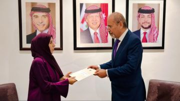 الصفدي يتسلم رسالة موجهة إلى الملك من رئيس مجلس القيادة اليمني الصفدي يتسلم رسالة موجهة إلى الملك من رئيس مجلس القيادة اليمني