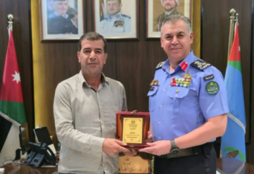 عثر على ذهب ومال وسلمهما للمركز.. الأمن يكرم المواطن العمايرة عثر على ذهب ومال وسلمهما للمركز.. الأمن يكرم المواطن العمايرة