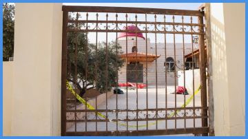 أبناء الكرك يقيمون بيت عزاء لشهداء الهجوم على كنيسة الجمعة أبناء الكرك يقيمون بيت عزاء لشهداء الهجوم على كنيسة الجمعة