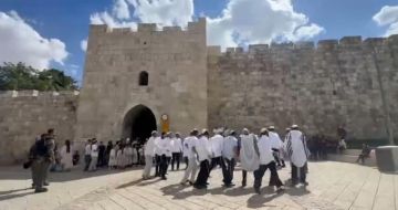 مستوطنون يؤدون رقصات أمام باب الساهرة بالقدس