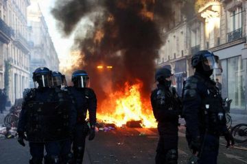 غلاء المعيشة يشعل غضب الشارع الأوروبي ويضع الحكومات تحت الضغط غلاء المعيشة يشعل غضب الشارع الأوروبي ويضع الحكومات تحت الضغط