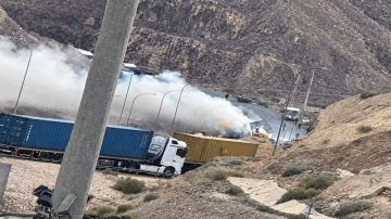 تصادم تريلا ومركبة واشتعالهما على الطريق الخلفي بالعقبة تصادم تريلا ومركبة واشتعالهما على الطريق الخلفي بالعقبة