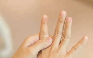 هذه أسباب تيبس اليدين صباحا هذه أسباب تيبس اليدين صباحا