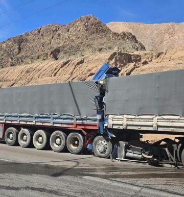 تصادم شاحنتين يعيق السير في طريق العقبة الخلفي تصادم شاحنتين يعيق السير في طريق العقبة الخلفي