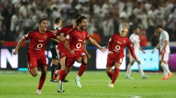 الأهلي يحسم الديربي أمام الزمالك ويعتلي صدارة الدوري المصري الأهلي يحسم الديربي أمام الزمالك ويعتلي صدارة الدوري المصري