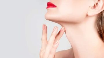 خطوط الرقبة .. الحماية من الشمس والترطيب وتعديل وضعية الهاتف أساس العناية خطوط الرقبة .. الحماية من الشمس والترطيب وتعديل وضعية الهاتف أساس العناية