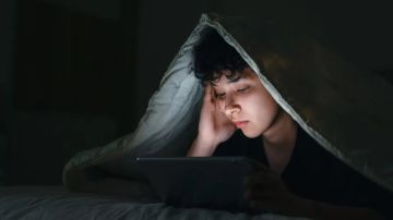 هل تمنح طفلك هاتفا في سن 12؟ .. دراسة تكشف مفاجأة بشأن اضطرابات الأكل هل تمنح طفلك هاتفا في سن 12؟ .. دراسة تكشف مفاجأة بشأن اضطرابات الأكل