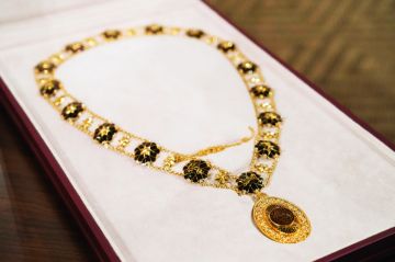 الملك يمنح العاهل الماليزي قلادة الحسين بن علي أرفع الوسام الأردنية الملك يمنح العاهل الماليزي قلادة الحسين بن علي أرفع الوسام الأردنية