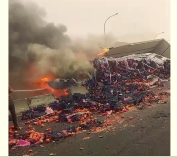 عاجل تصادم تريلا ومركبة واشتعالهما على الطريق الخلفي بالعقبة عاجل تصادم تريلا ومركبة واشتعالهما على الطريق الخلفي بالعقبة