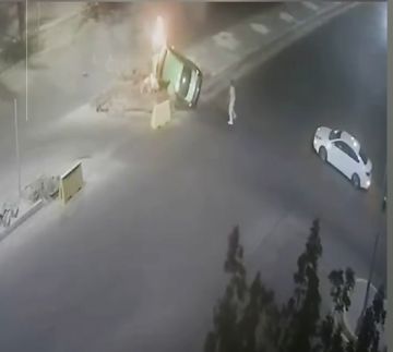 فيديو يوثق انقلاب مركبة تكسي واشتعالها في العقبة.. ومواطنون يهرعون لإنقاذ السائق