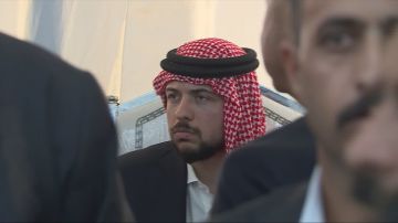 ولي العهد يقدم واجب العزاء بشهداء الوطن في بلدة حمود بالكرك ولي العهد يقدم واجب العزاء بشهداء الوطن في بلدة حمود بالكرك