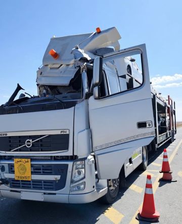 الدوريات الخارجية تضبط ناقلة سيارات وتمنعها من الحركة الدوريات الخارجية تضبط ناقلة سيارات وتمنعها من الحركة