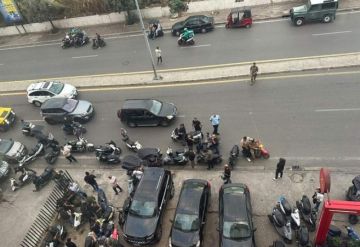 مسلحون من حزب الله يحاولون منع الأمن اللبناني من مداهمة مستودع أدوية مسلحون من حزب الله يحاولون منع الأمن اللبناني من مداهمة مستودع أدوية
