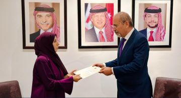 الصفدي يتسلم رسالة للملك من رئيس مجلس القيادة اليمني الصفدي يتسلم رسالة للملك من رئيس مجلس القيادة اليمني