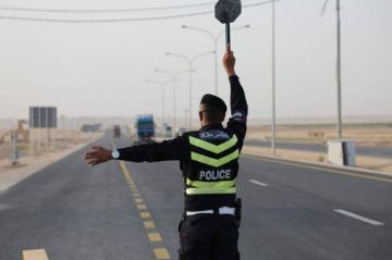 ضبط مركبة شحن تقل 21 راكبا داخل صندوقها على طريق المطار ضبط مركبة شحن تقل 21 راكبا داخل صندوقها على طريق المطار