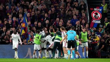 برشلونة مهدد بالعقوبة بعد إلقاء مقذوفات على لاعبي ريال مدريد