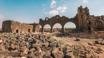 بوابة بلدية أم الجمال .. تحفة بازلتية تختزل التاريخ وتفتح نوافذ الرحلة عبر الزمن بوابة بلدية أم الجمال .. تحفة بازلتية تختزل التاريخ وتفتح نوافذ الرحلة عبر الزمن