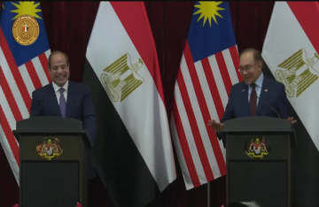 موقف طريف بين السيسي وأنور إبراهيم يغزو السوشيال ميديا (فيديو) موقف طريف بين السيسي وأنور إبراهيم يغزو السوشيال ميديا (فيديو)