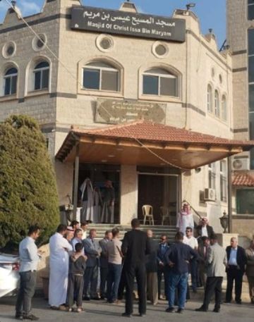 وقفة تضامنية أمام مسجد المسيح مع ضحايا جريمة الكرك الإرهابية وقفة تضامنية أمام مسجد المسيح مع ضحايا جريمة الكرك الإرهابية