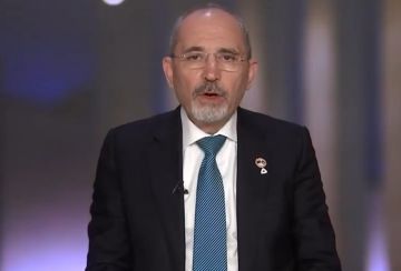 الصفدي: استمرار الحرب على إيران يهدد استقرار المنطقة والاقتصاد العالمي الصفدي: استمرار الحرب على إيران يهدد استقرار المنطقة والاقتصاد العالمي