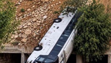وفاة شخص وإصابة 40 آخرين إثر انقلاب حافلة ركاب في عمان وفاة شخص وإصابة 40 آخرين إثر انقلاب حافلة ركاب في عمان