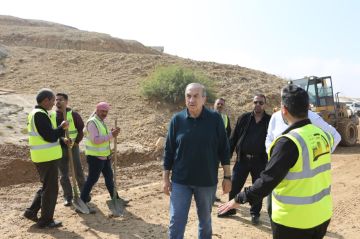أبو السمن يتفقد مواقع تضررت بفعل السيول ويوجه بإجراءات فورية لمعالجة الأضرار وإعادة تأهيل الطرق أبو السمن يتفقد مواقع تضررت بفعل السيول ويوجه بإجراءات فورية لمعالجة الأضرار وإعادة تأهيل الطرق