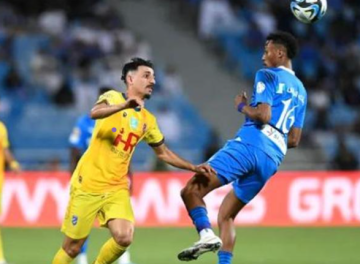 خبير تحكيمي يشعل الجدل.. ركلة جزاء في مباراة الهلال والحزم!